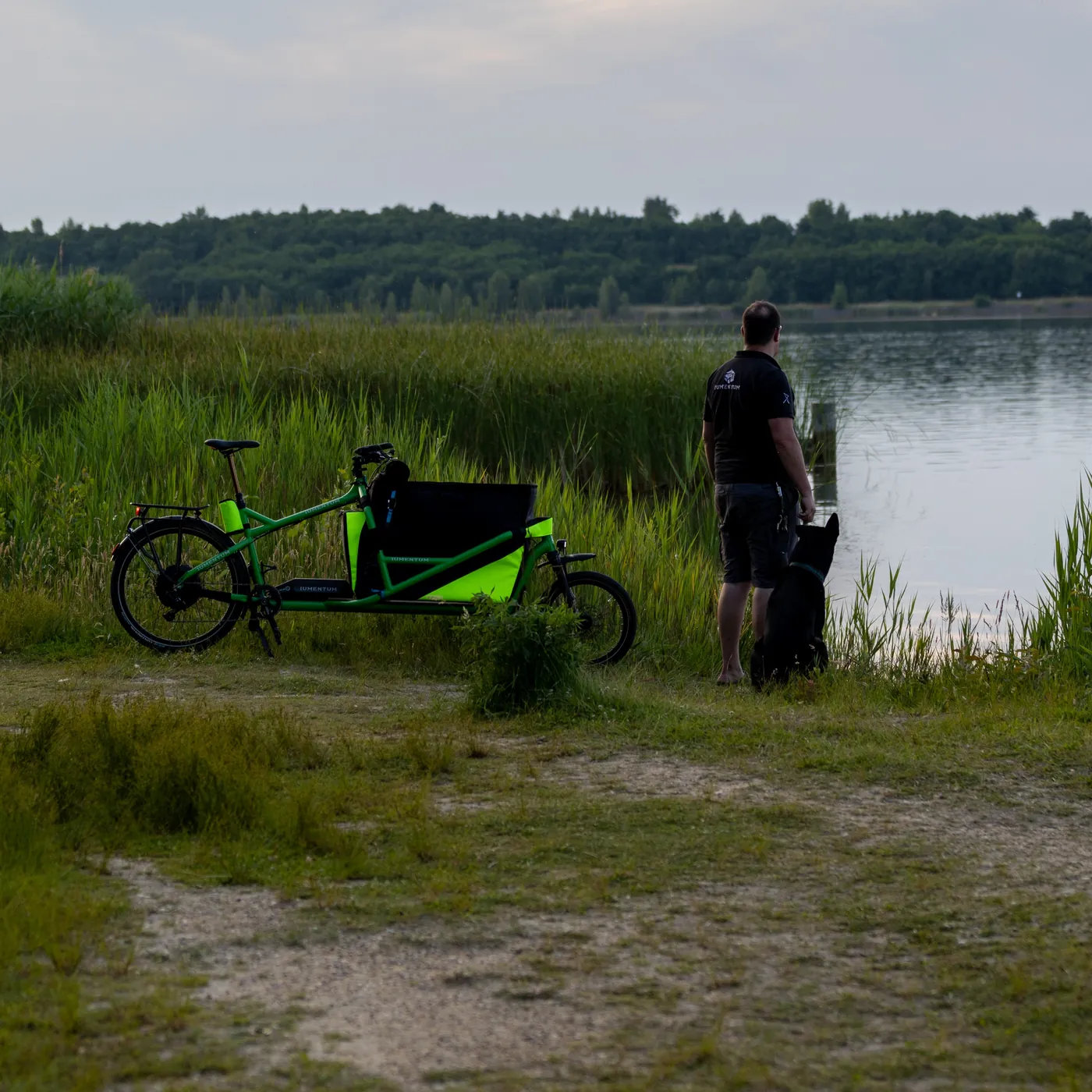 Velo Lab Lastenrad am See mit Hund