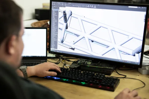 CAD-Konstruktion eines Lastenradrahmens am Bildschirm