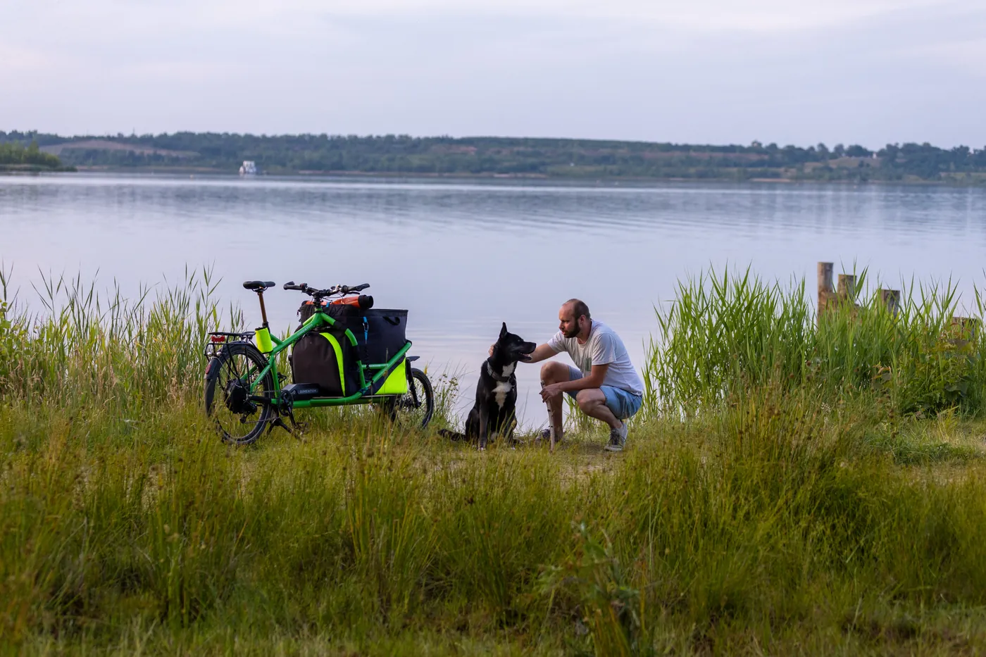 Karo Long 1990 am See mit Hund