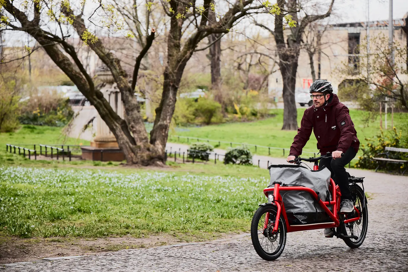 Velo Lab Lastenrad beim Fahren im Park