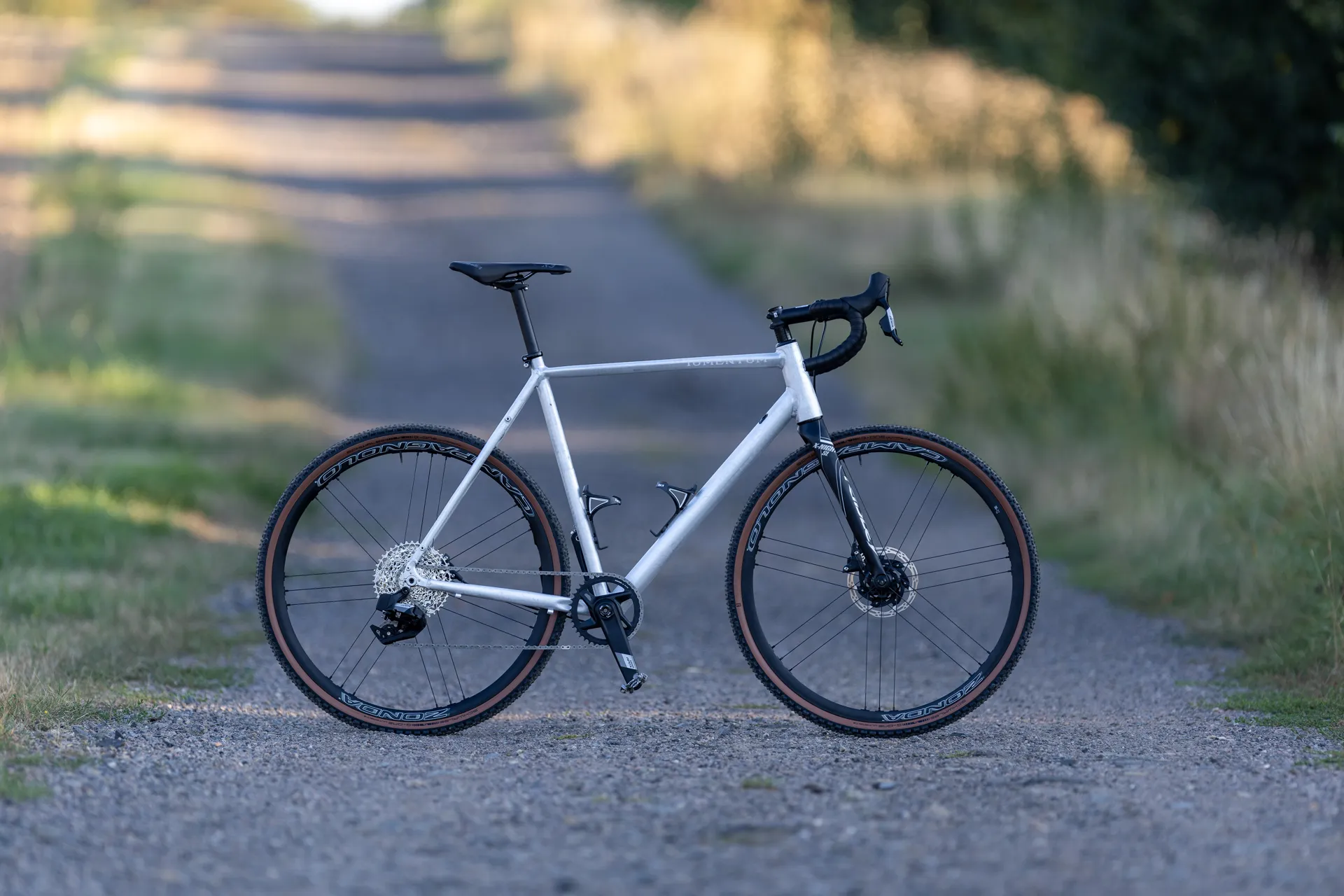 Velo Lab Schotter 1050 Gravelbike auf einem Feldweg