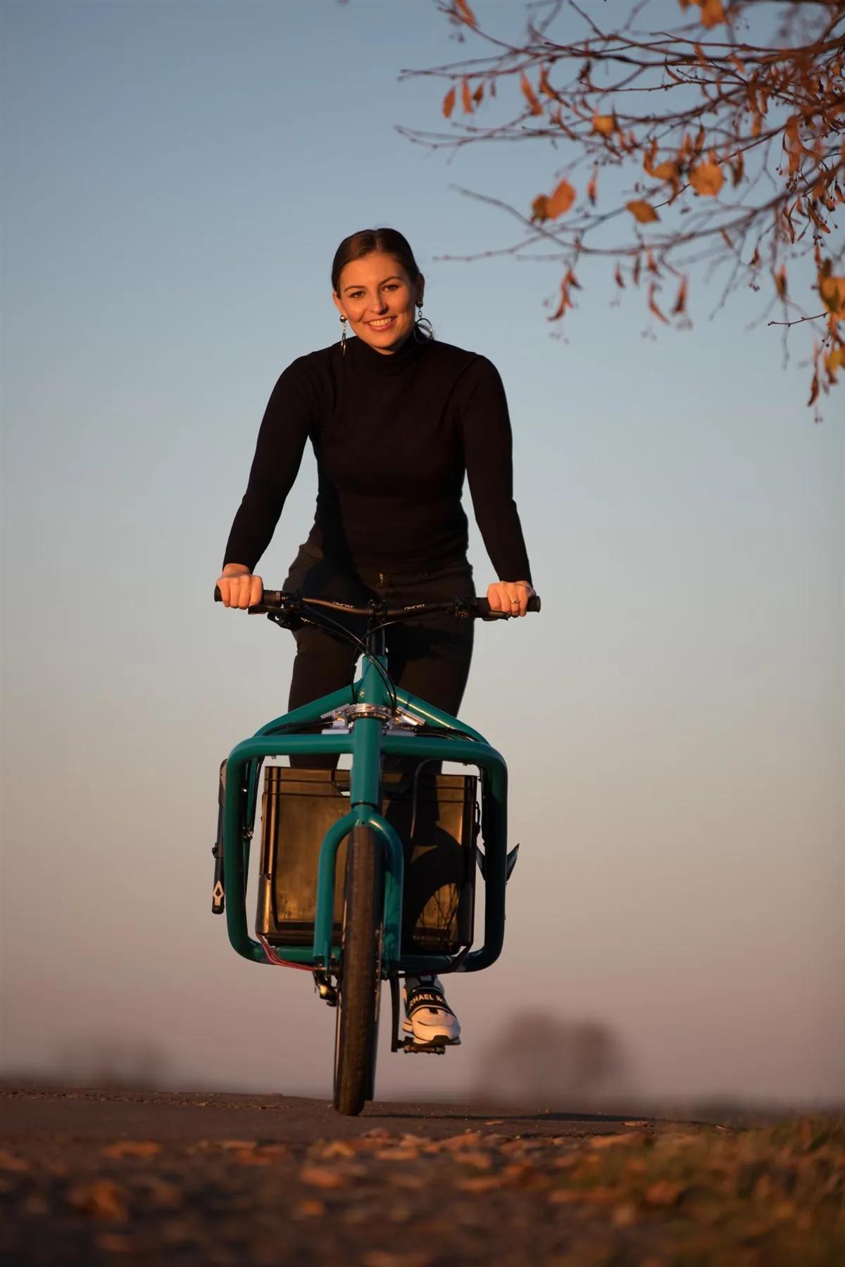 Fahrerin auf dem Velo Lab Lastenrad