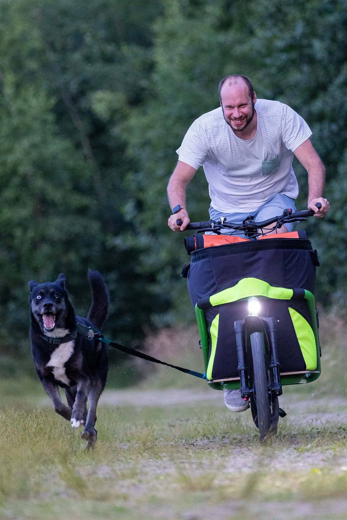 Fahrer mit Hund und Velo Lab Lastenrad