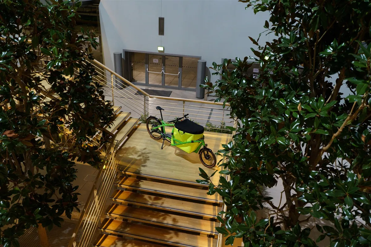 Lastenrad auf der Messetreppe