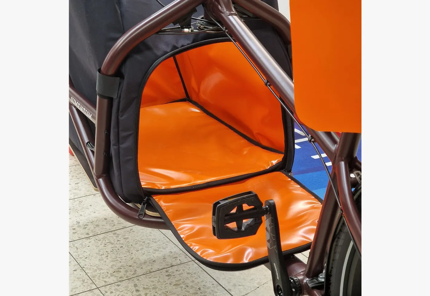 Inhouse genähte Transportbox am Velo Lab Lastenrad